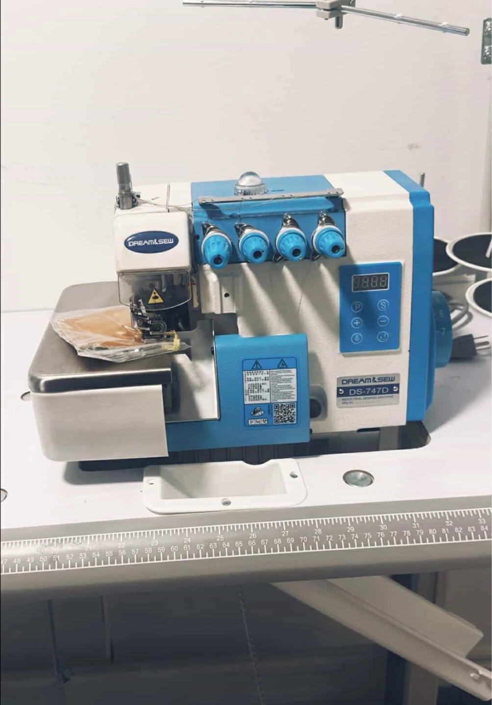 Dreamsew DS-747D Industrial Overlock Sewing Machine - photo 5