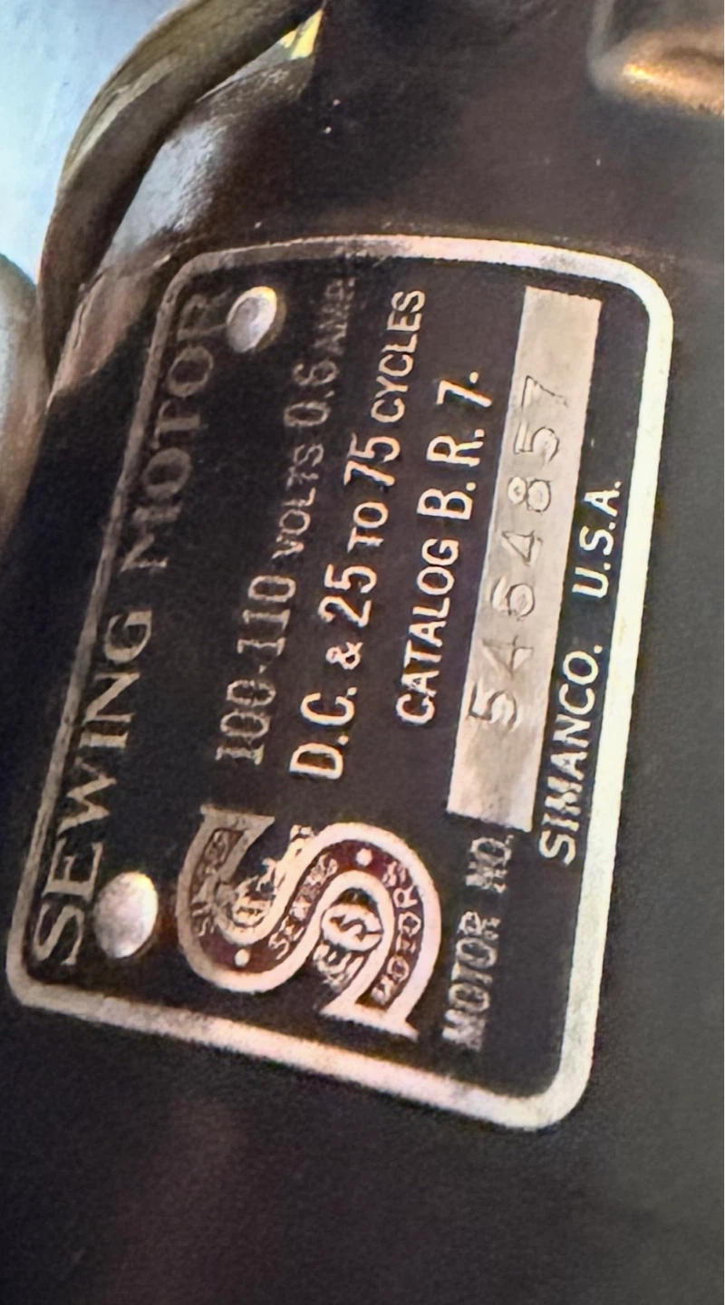Vintage Singer Sewing Machine - photo 3
