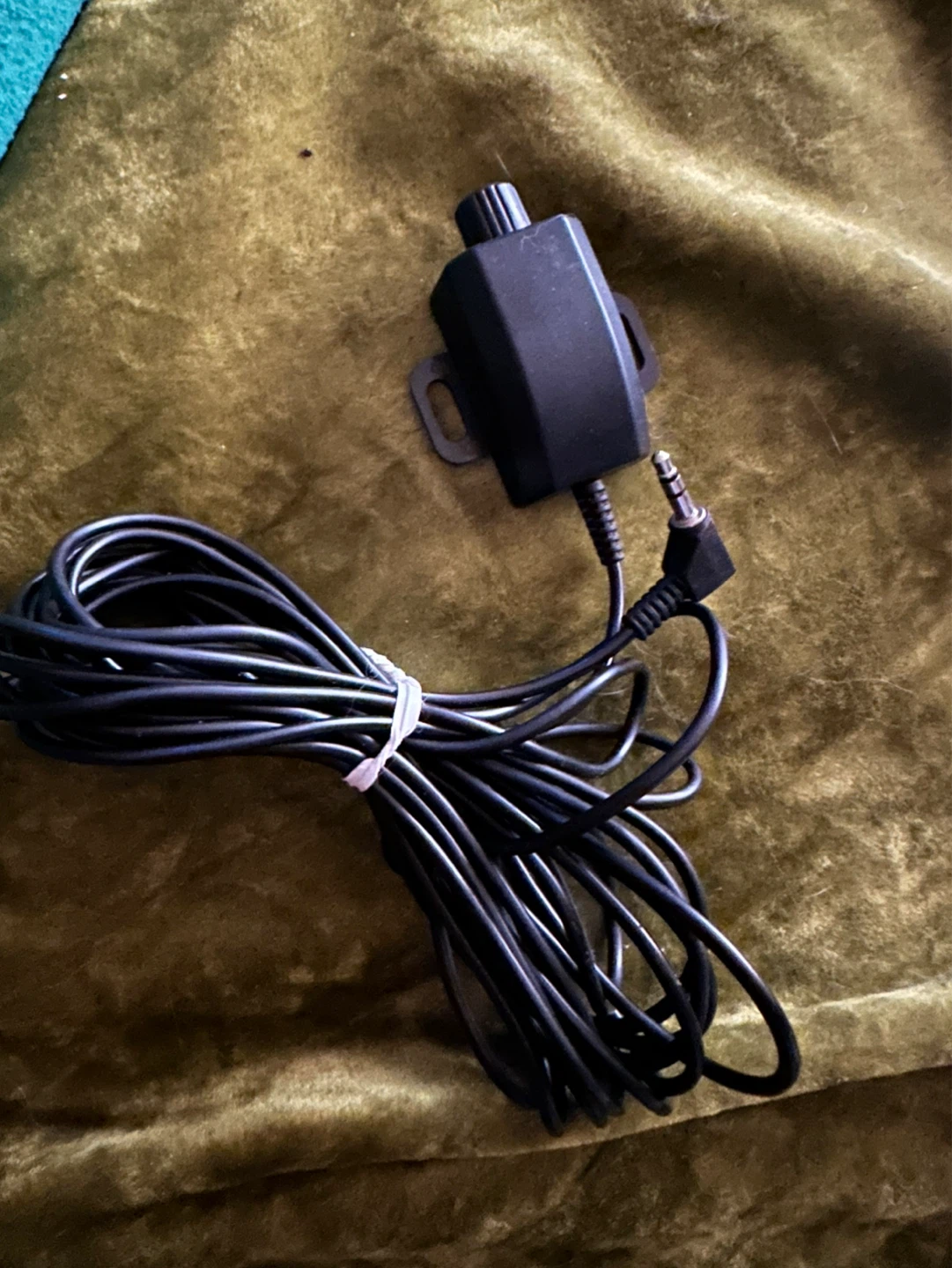 Black inline volume control with 3.5mm jack