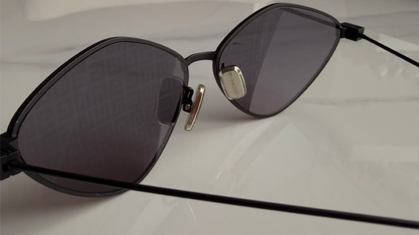 Givenchy GV40040U Sunglasses – Luxury Designer Frame - photo 2