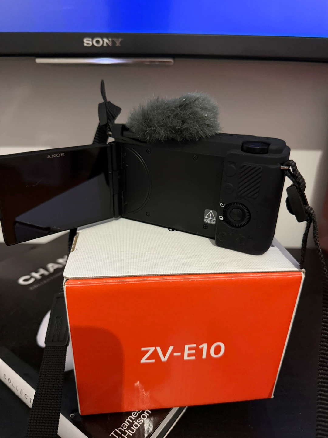 Sony ZV-E10 Mirrorless Camera with Microphone - photo 2