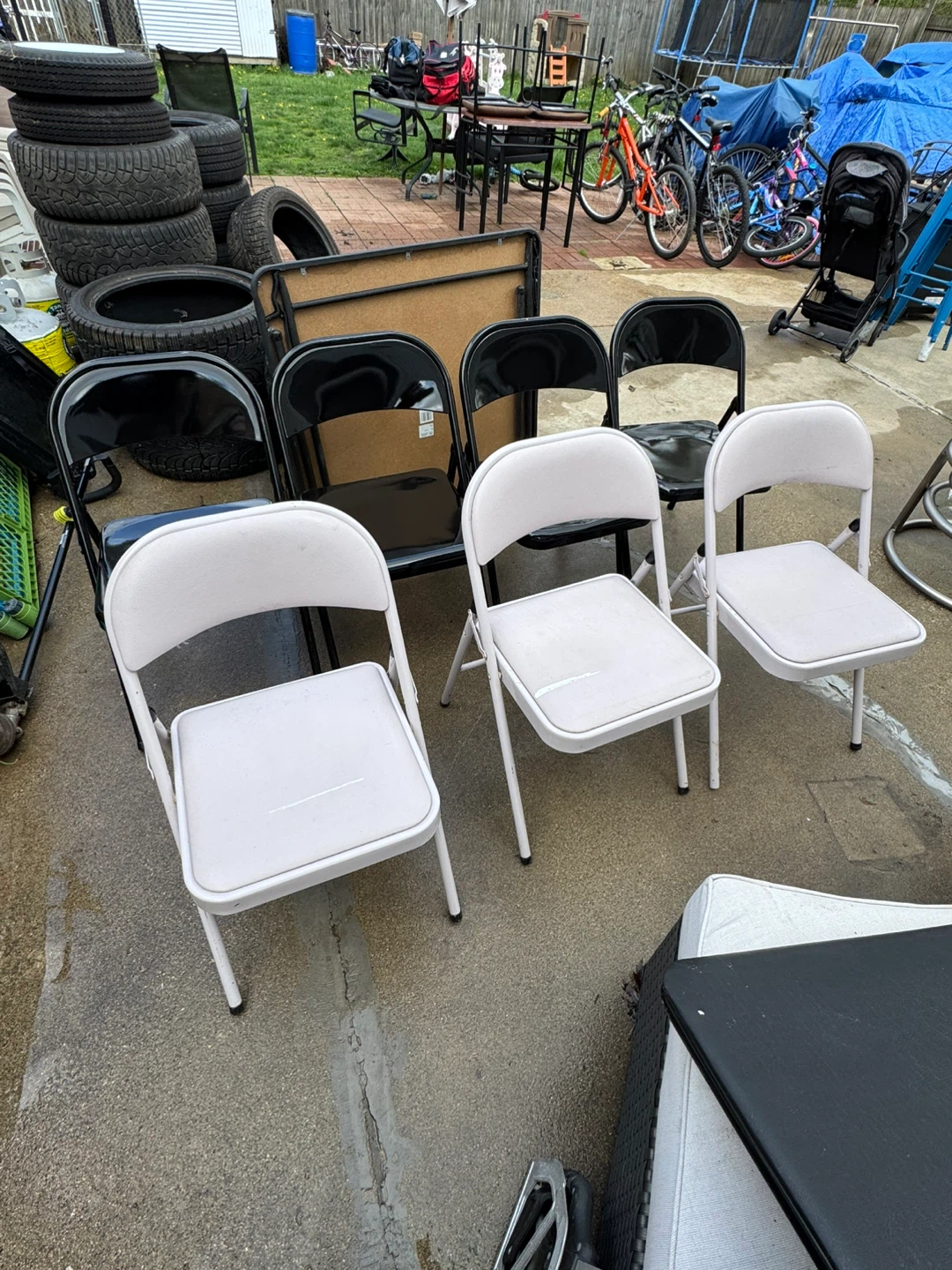 Set of 7Folding Chairs (4 Black, 3 White) - photo 3