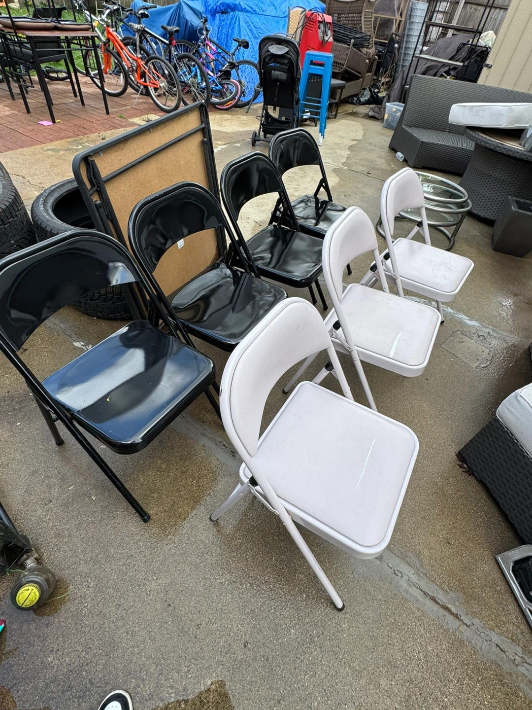 Set of 7Folding Chairs (4 Black, 3 White) - photo 2