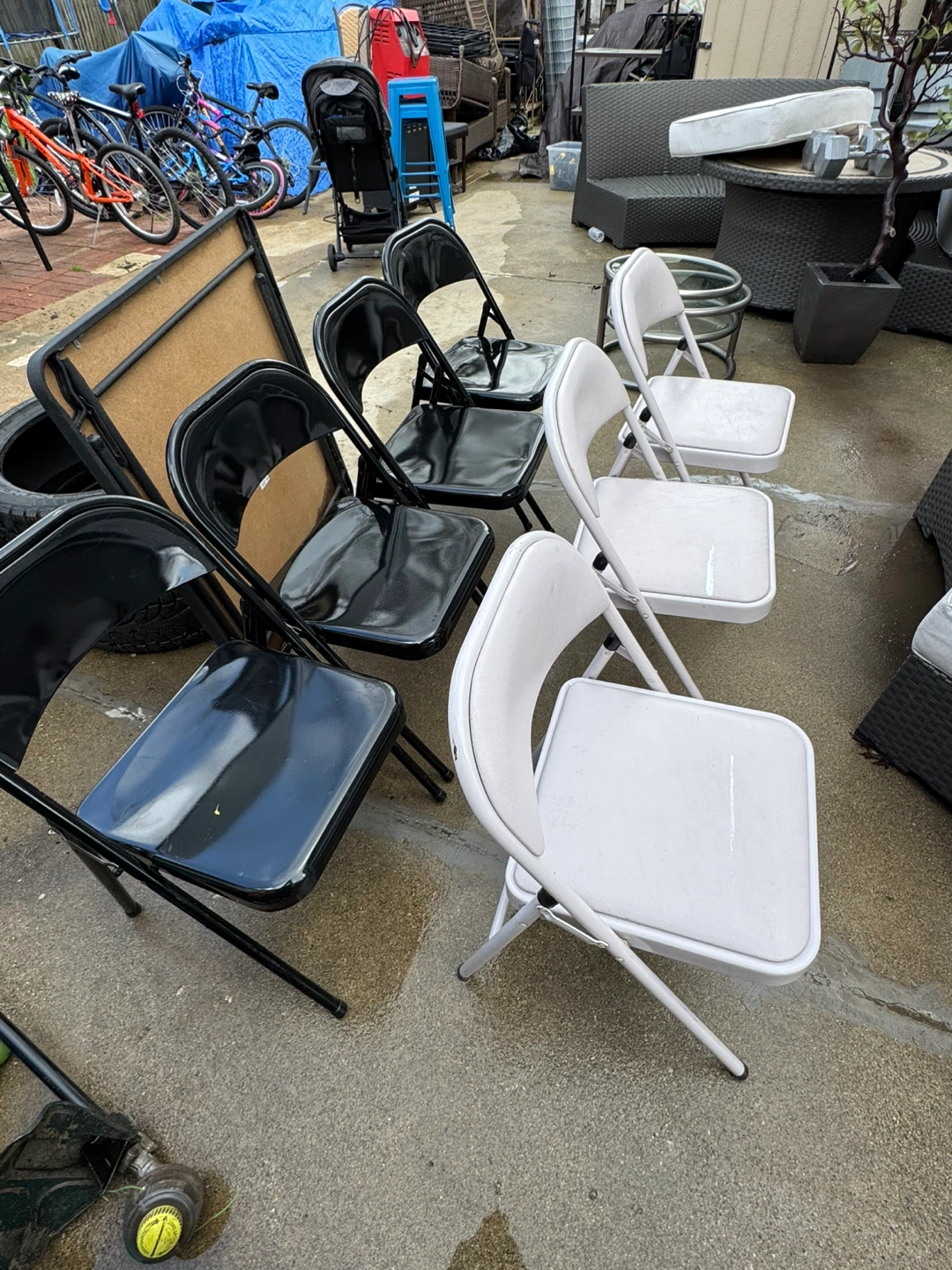 Set of 7Folding Chairs (4 Black, 3 White)