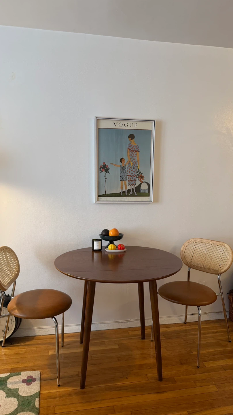 Round dining table + 2 chairs