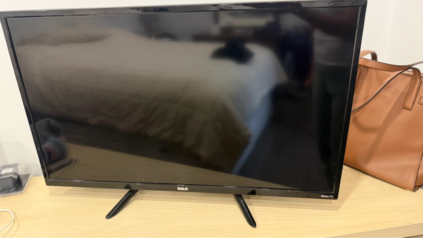 RCA 32" Roku TV - photo 3