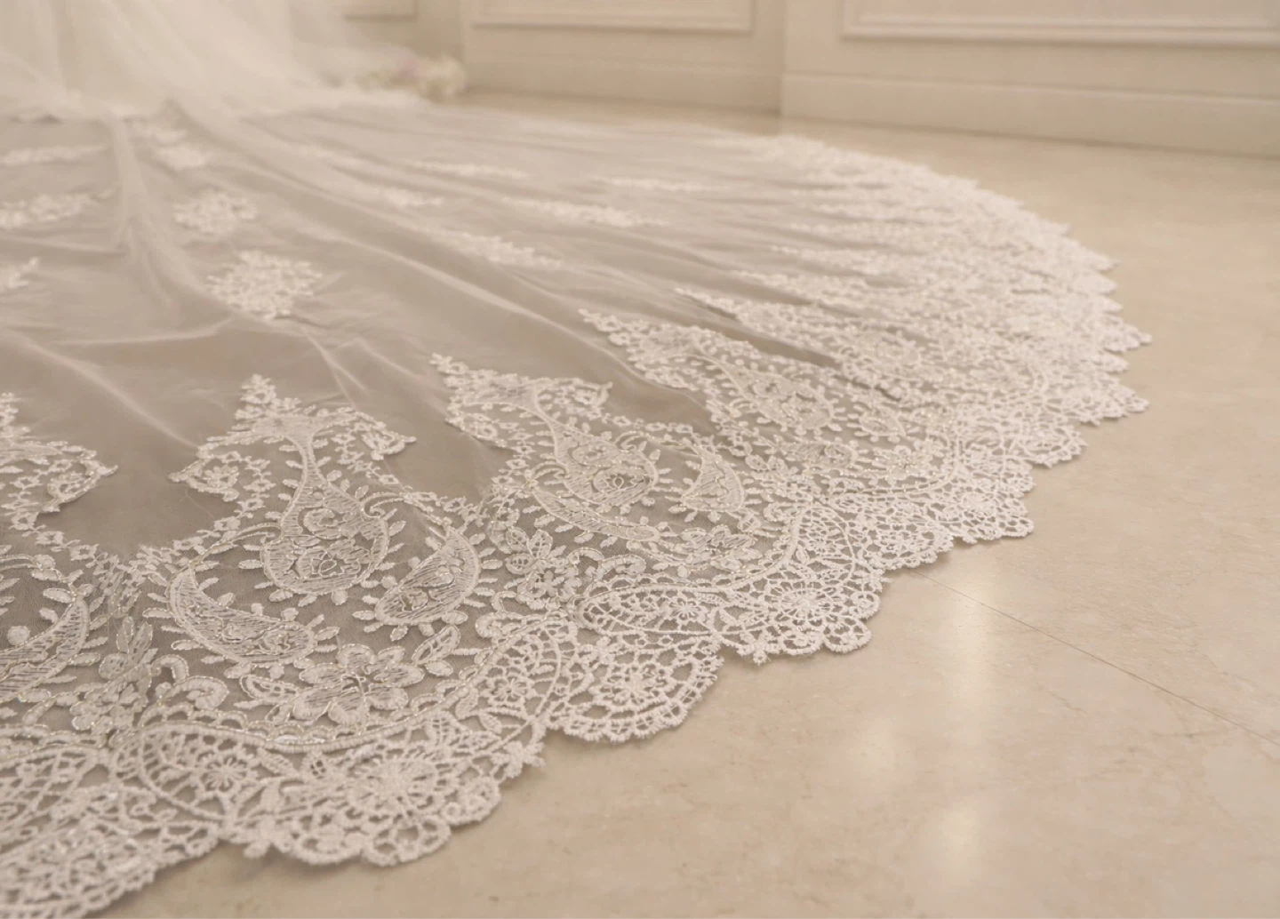 Brand new! Off-white Cathedral veil lace appliqués - photo 2