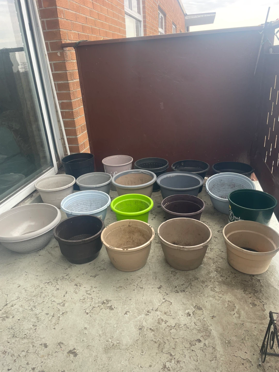 MEDIUM ASSORTED PLASTIC POTS