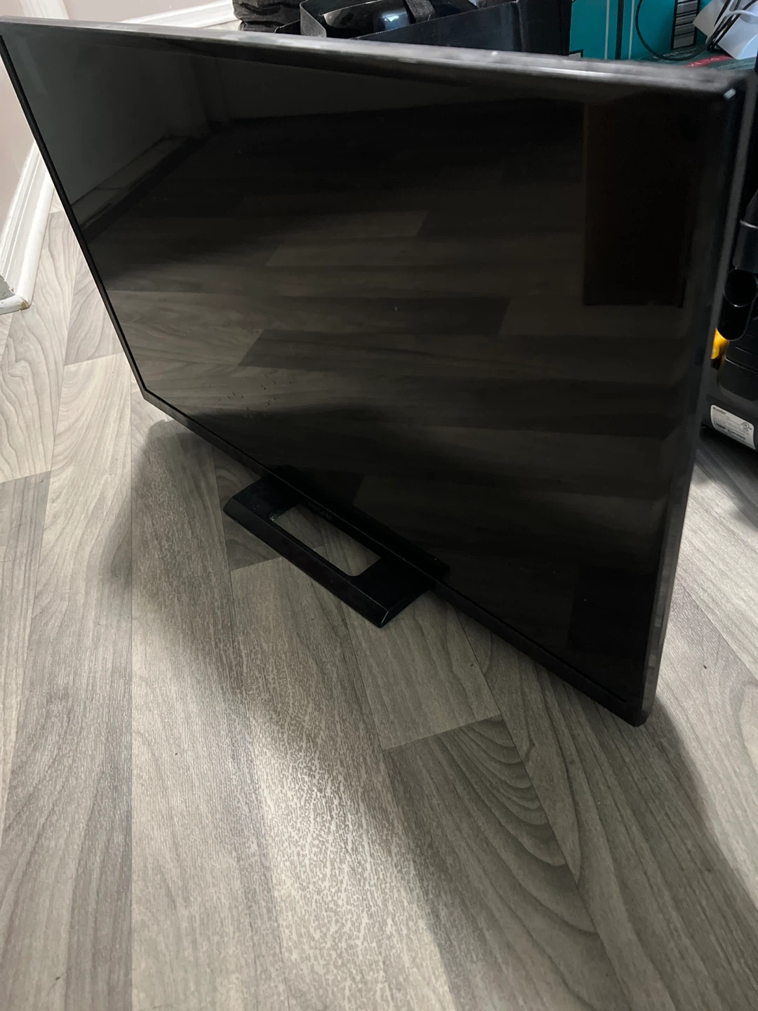 Insignia 32" HD Roku TV - photo 3
