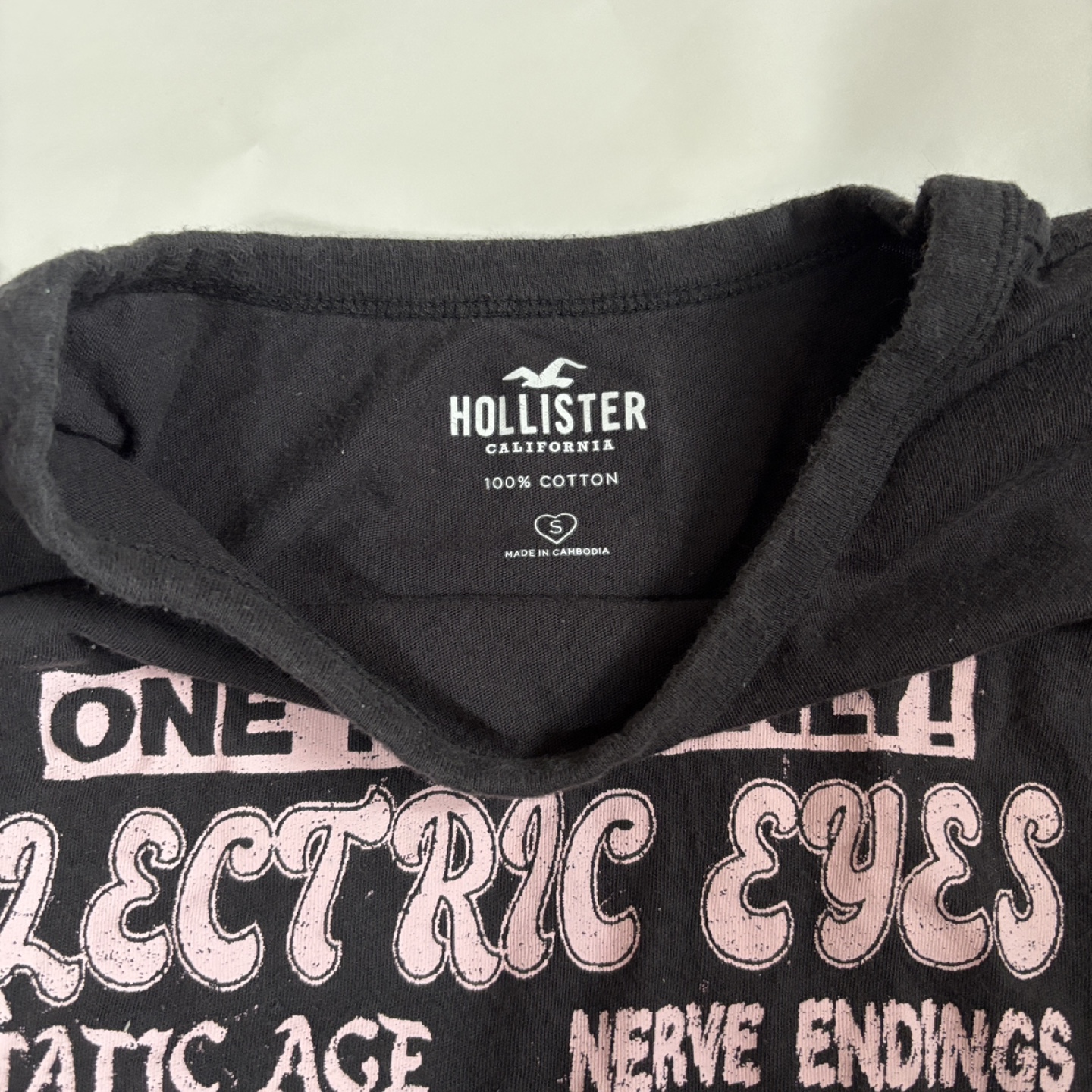 Hollister Electric Eyes Band baby tee - photo 3
