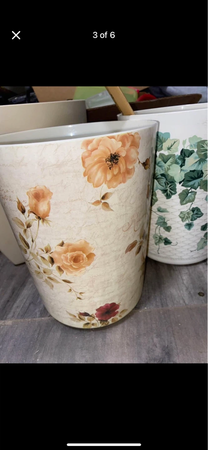 Small garbage bin for bedrooms and bathrooms. New