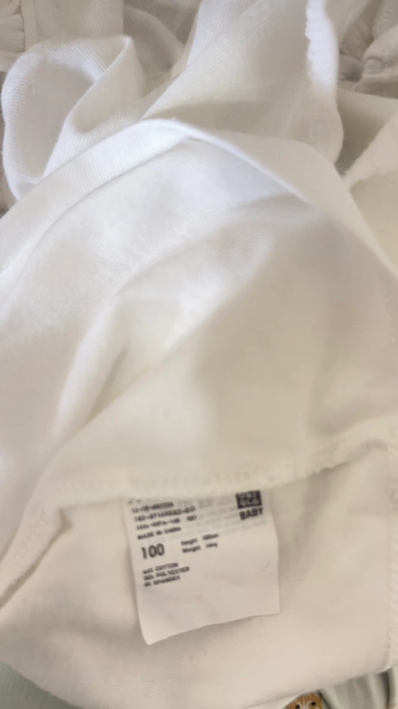 UNIQLO Baby White Top and Denim Shorts Set Size 100 - photo 3