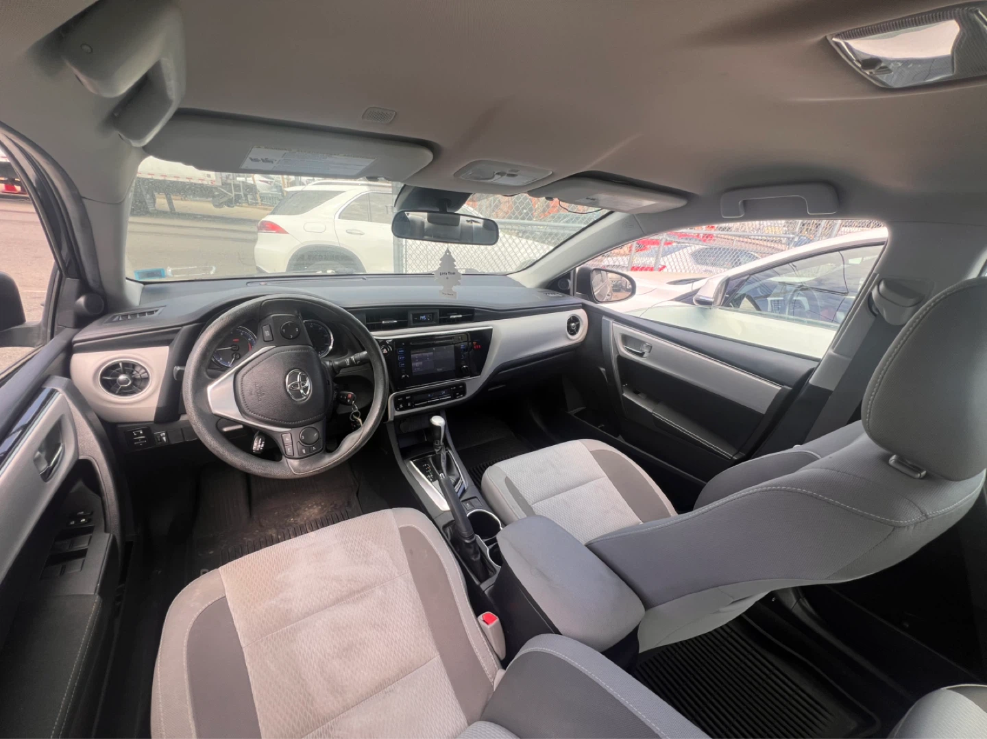 2019 Toyota Corolla LE - photo 2