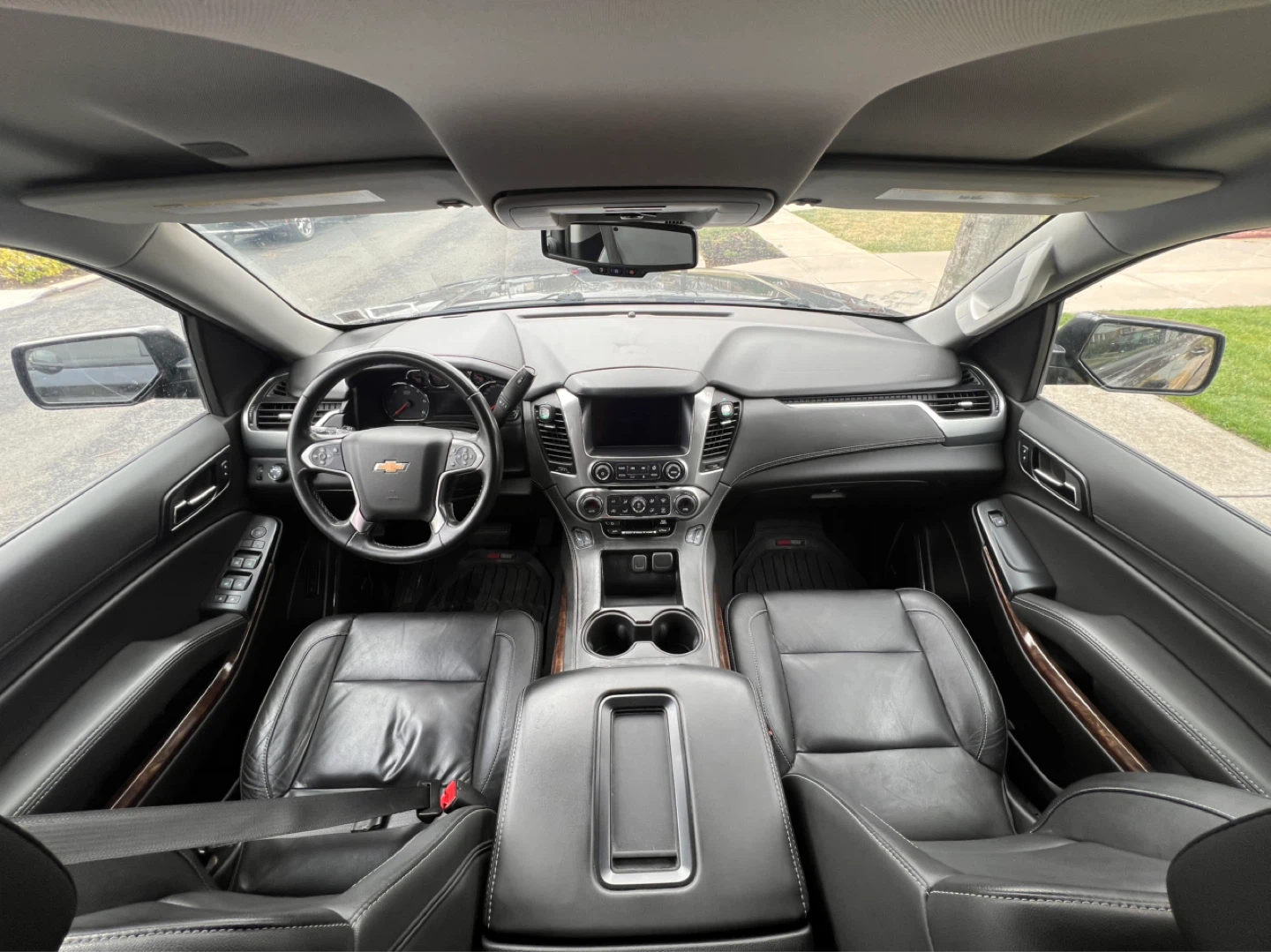 2020 Chevrolet Suburban 4WD LT - photo 2