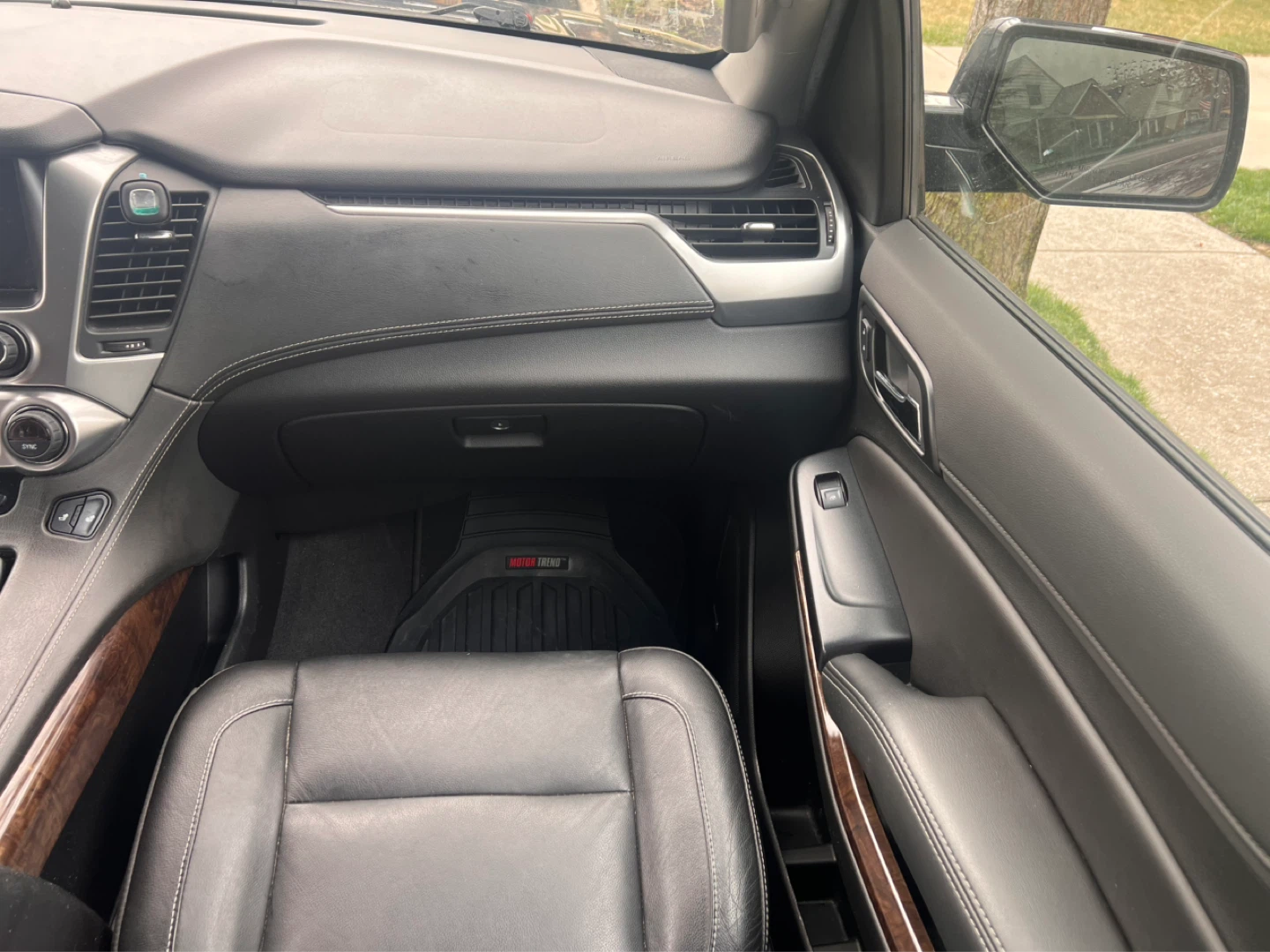2020 Chevrolet Suburban 4WD LT - photo 4