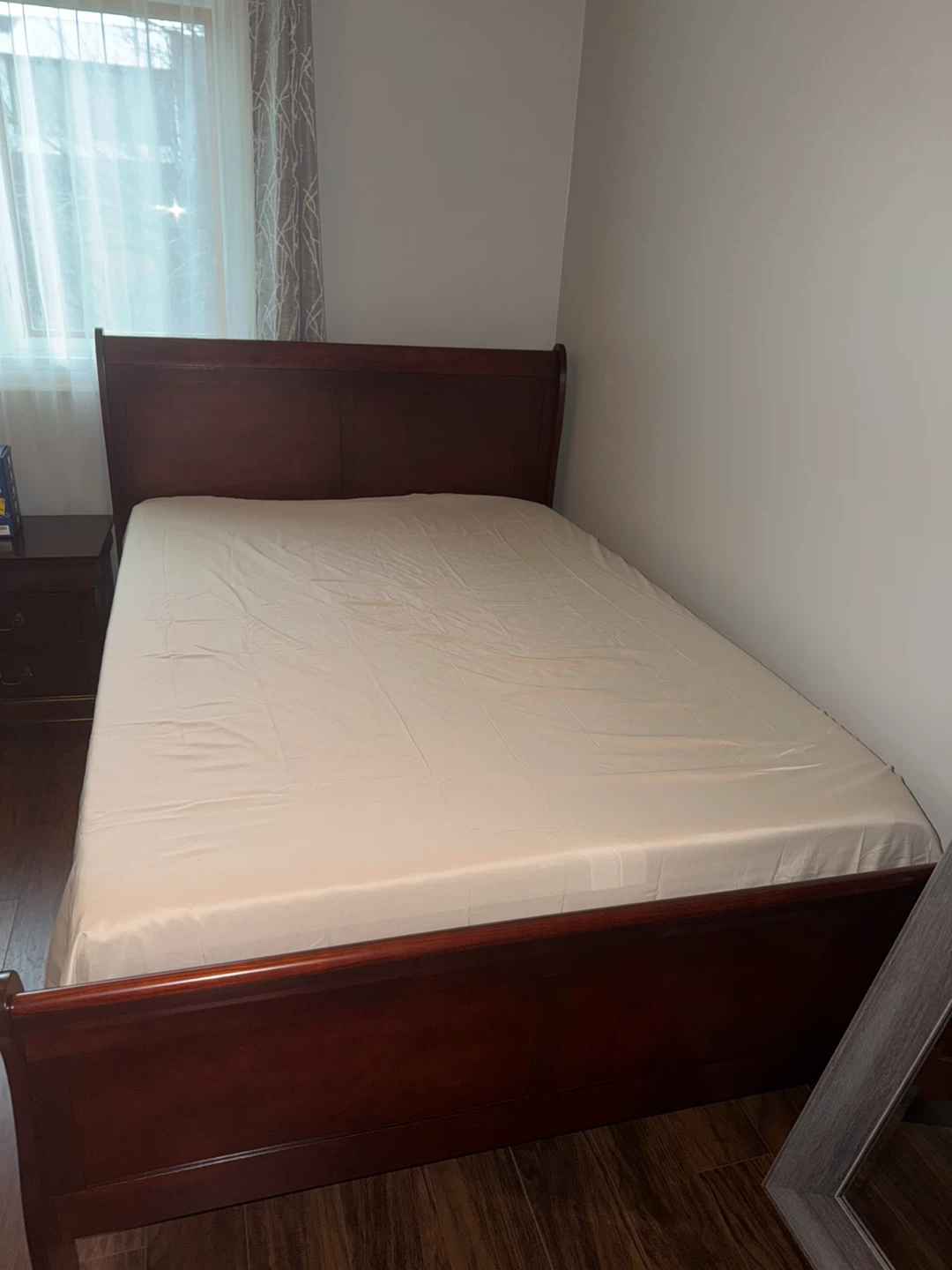 Orland park. Cherry Wood Bed Frame, Nightstand and mattress - photo 2