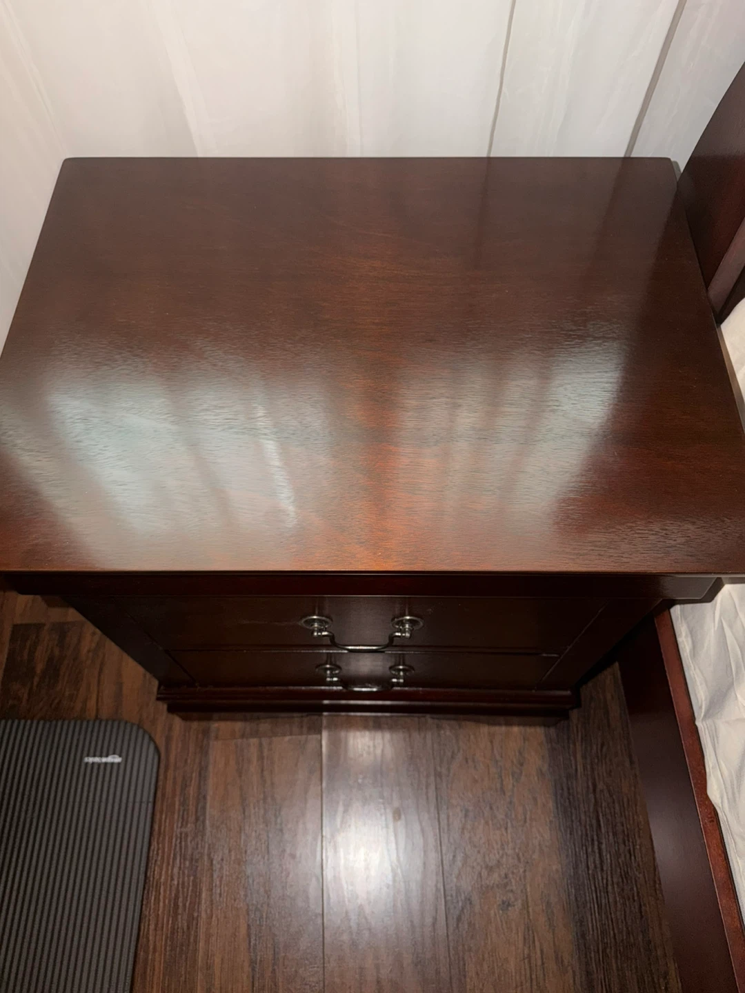 Orland park. Cherry Wood Bed Frame, Nightstand and mattress - photo 4