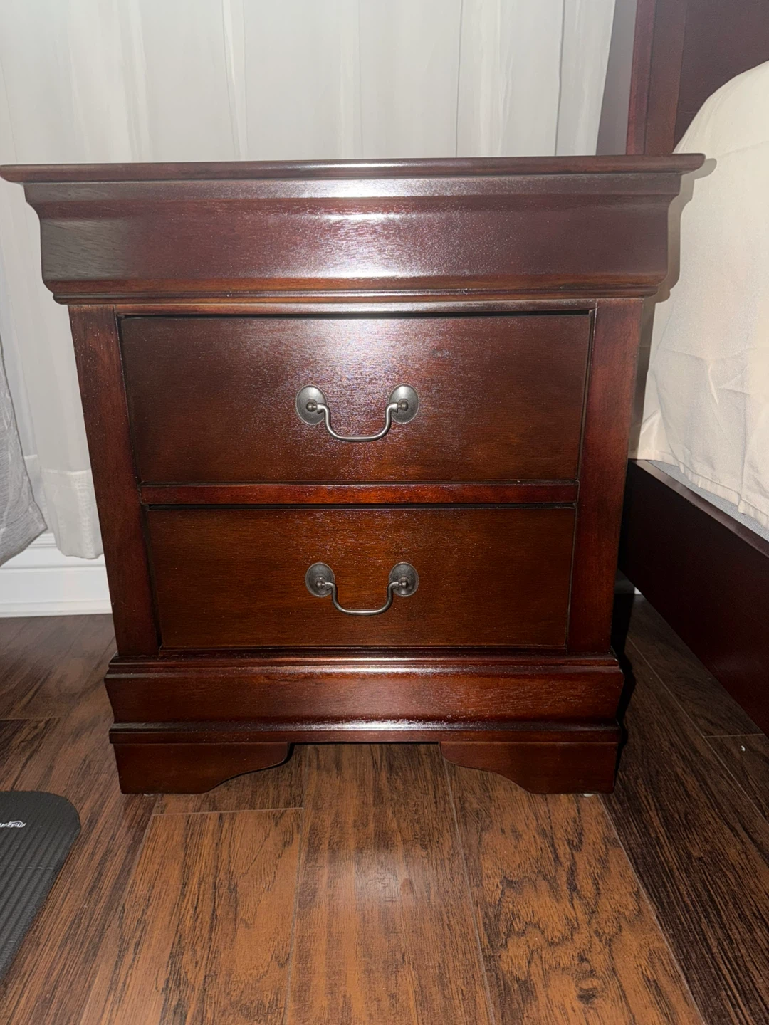Orland park. Cherry Wood Bed Frame, Nightstand and mattress - photo 3