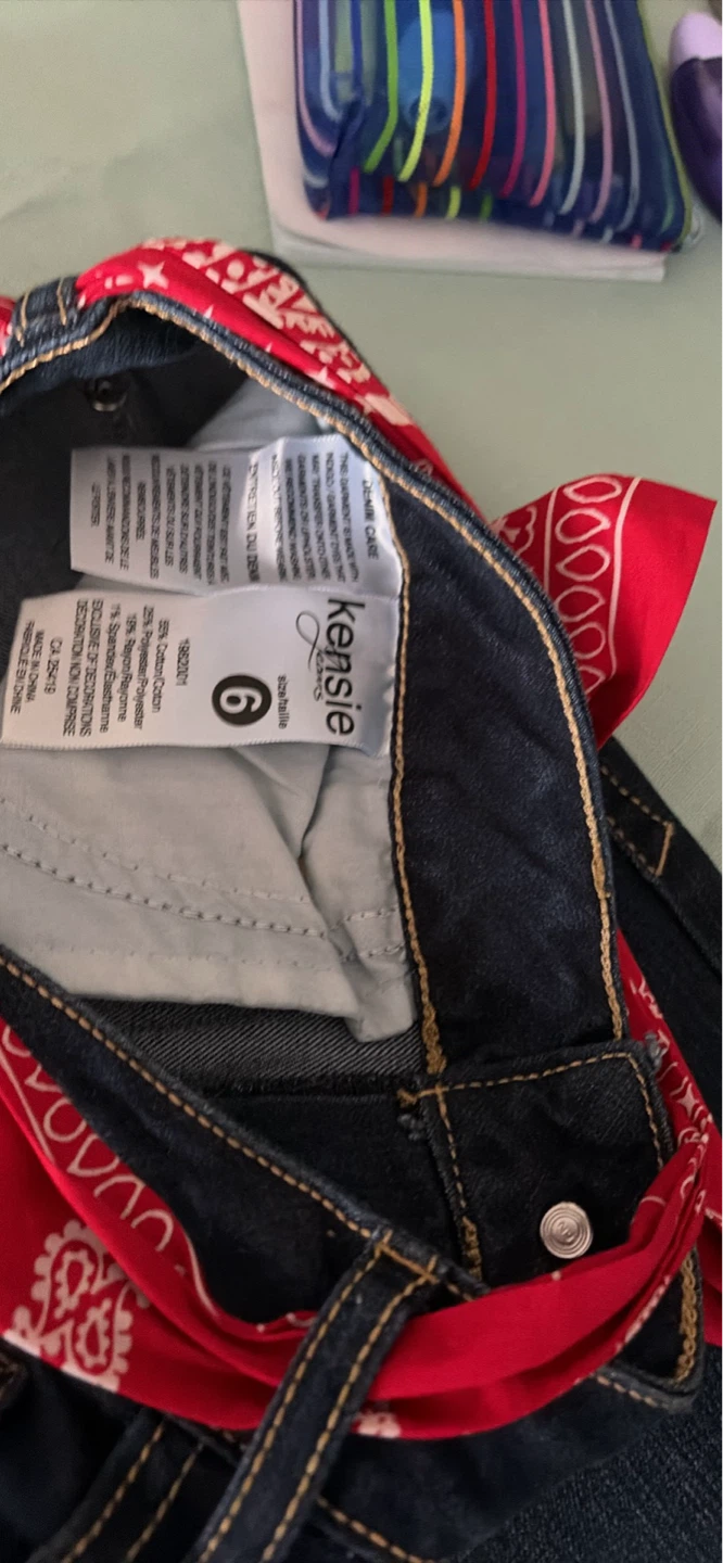 Kensie Jeans Size 6 with Red Bandana Belt - photo 2
