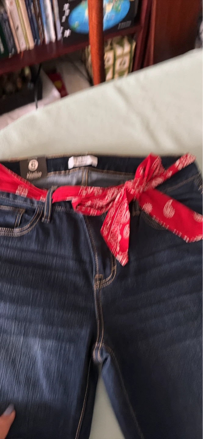 Kensie Jeans Size 6 with Red Bandana Belt - photo 3