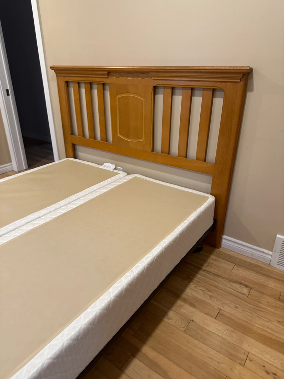 Beautiful Maple Wood Queen Size Bed Set (CAN DELIVER) - photo 5