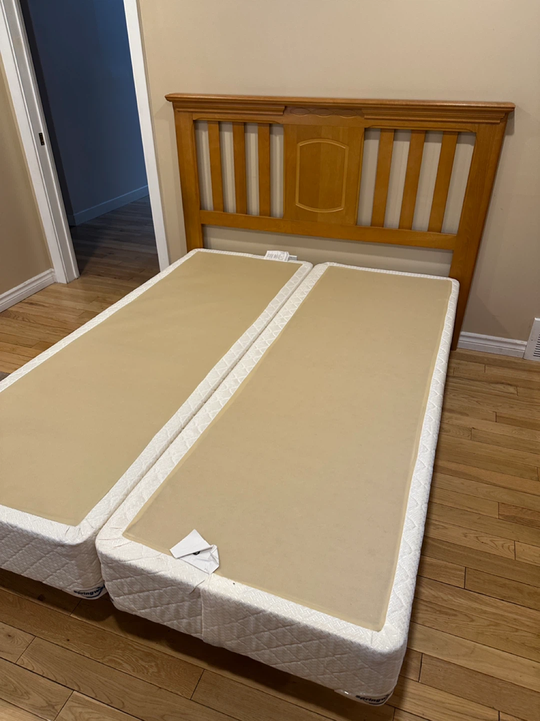 Beautiful Maple Wood Queen Size Bed Set (CAN DELIVER) - photo 2