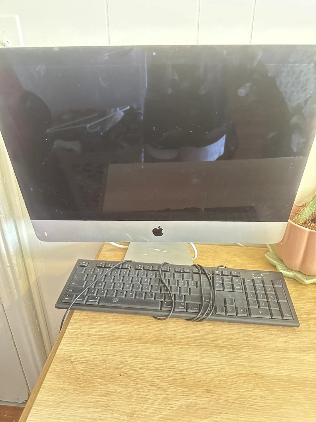 Apple iMac 21.5" All-in-One Desktop Computer