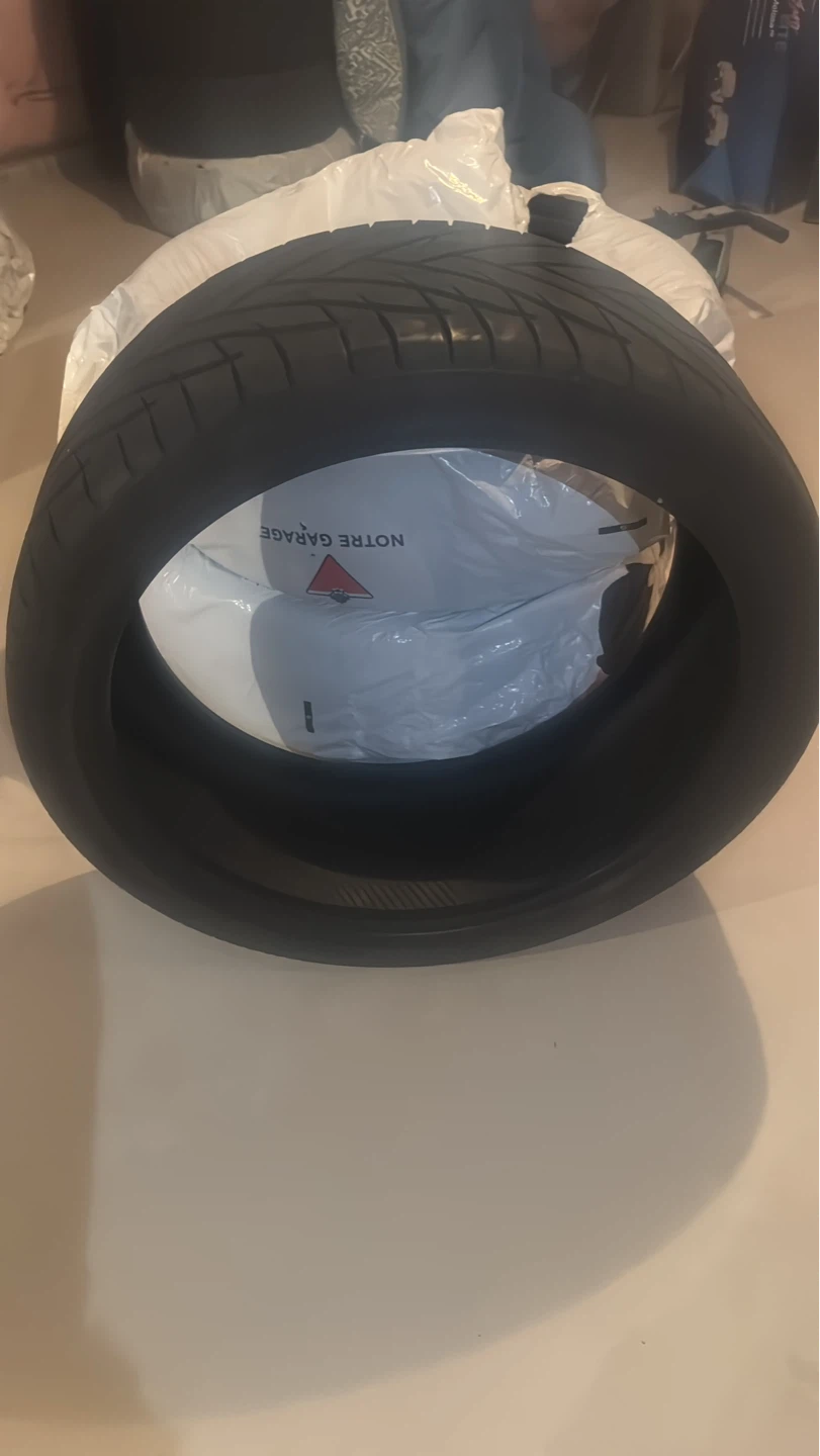 265/35R22