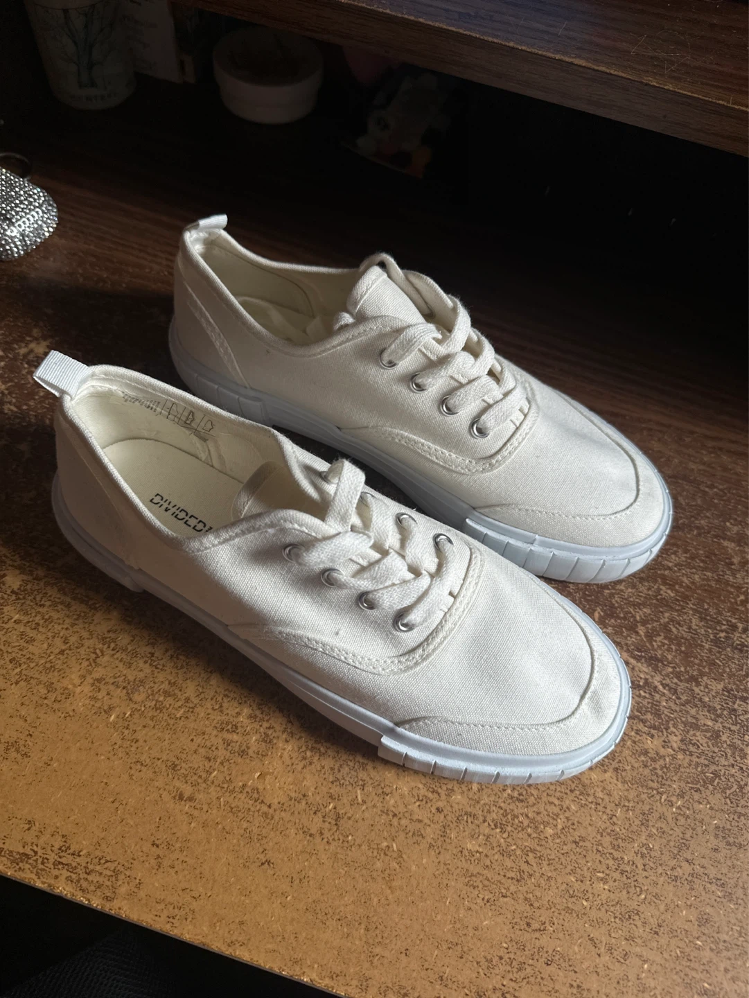 White sneakers size 7