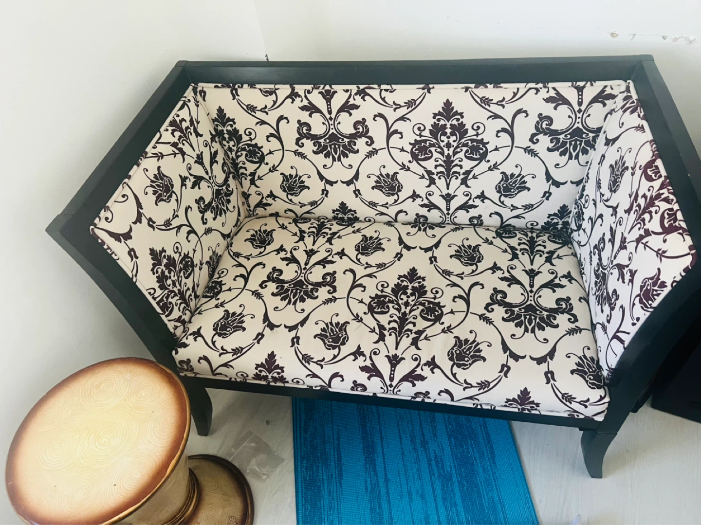 Sette with damask pattern