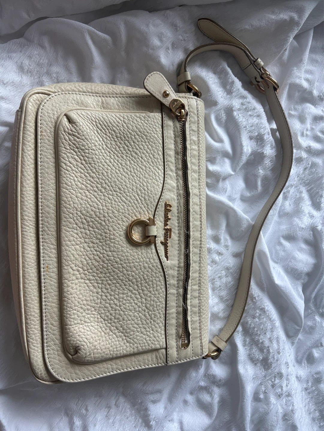 Salvatore Ferragamo Cream Leather Shoulder Bag - photo 2