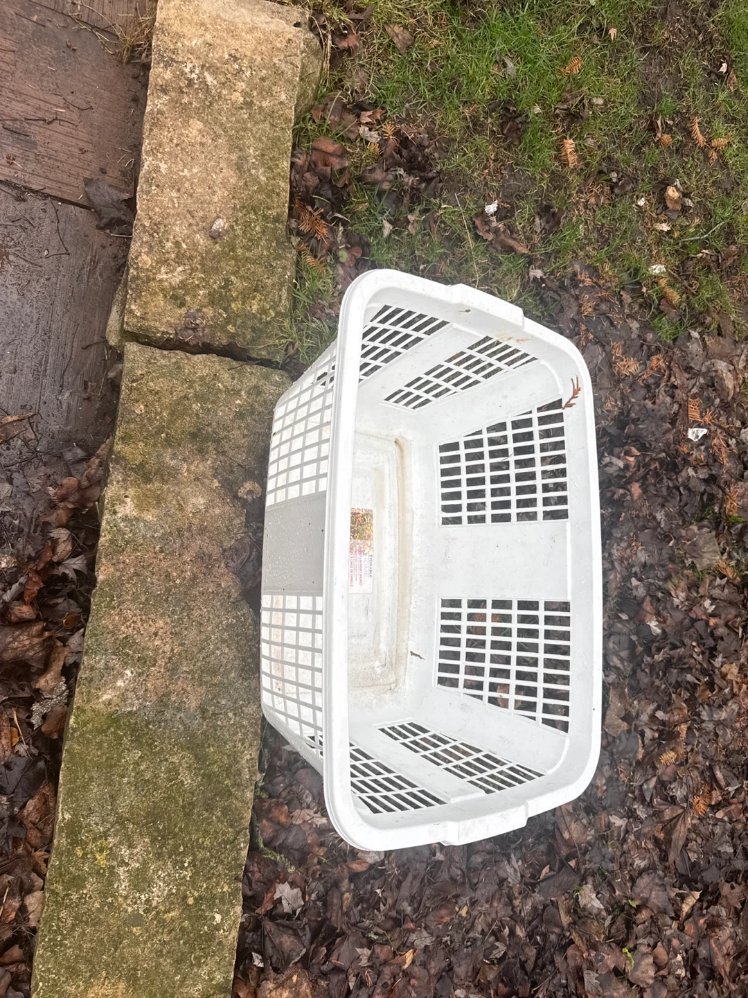 White Plastic Laundry Basket - photo 2