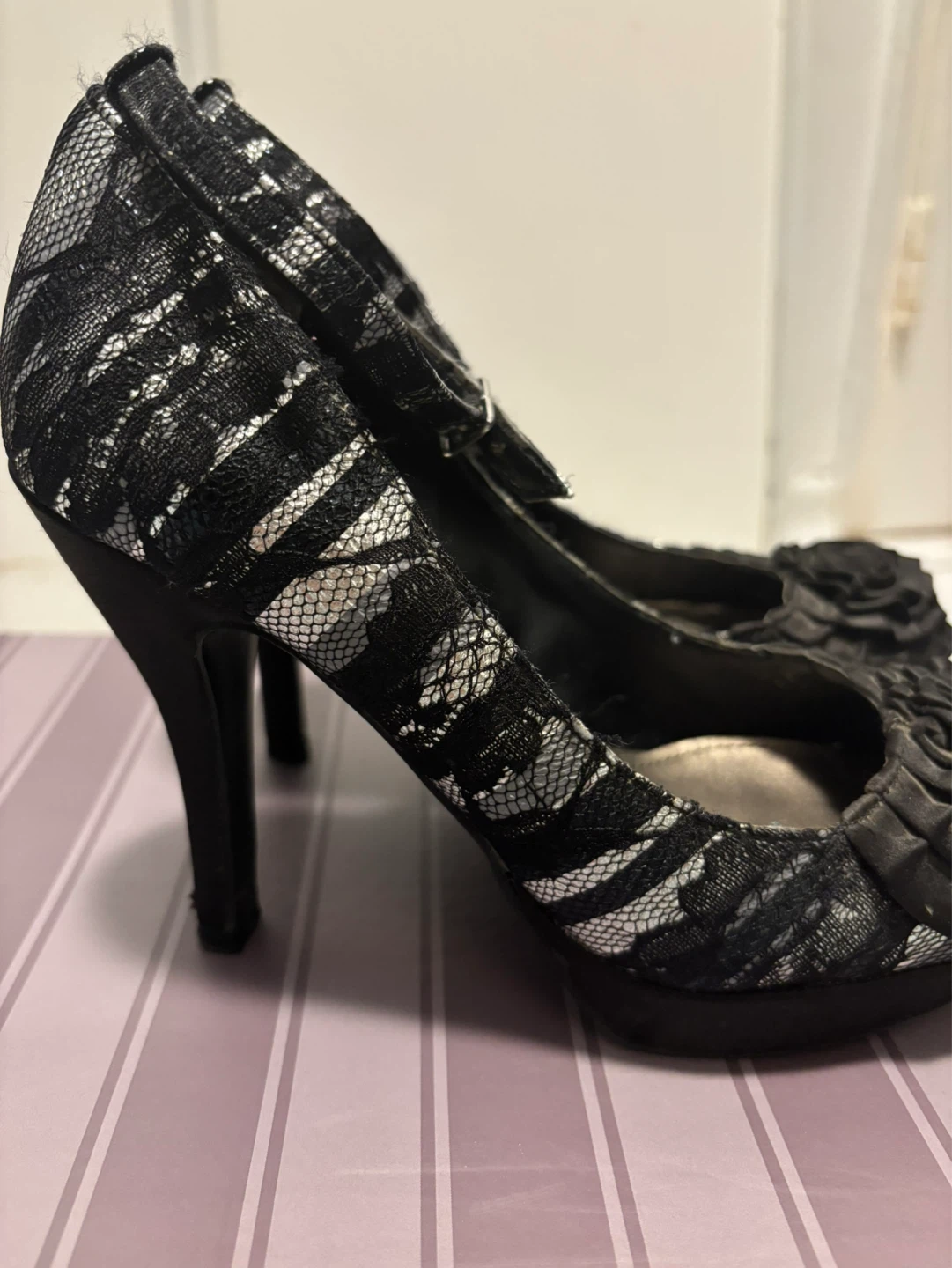 Y2K Fergalicious By Fergie Black Lace Rose Heels women’s 7.5 - photo 5