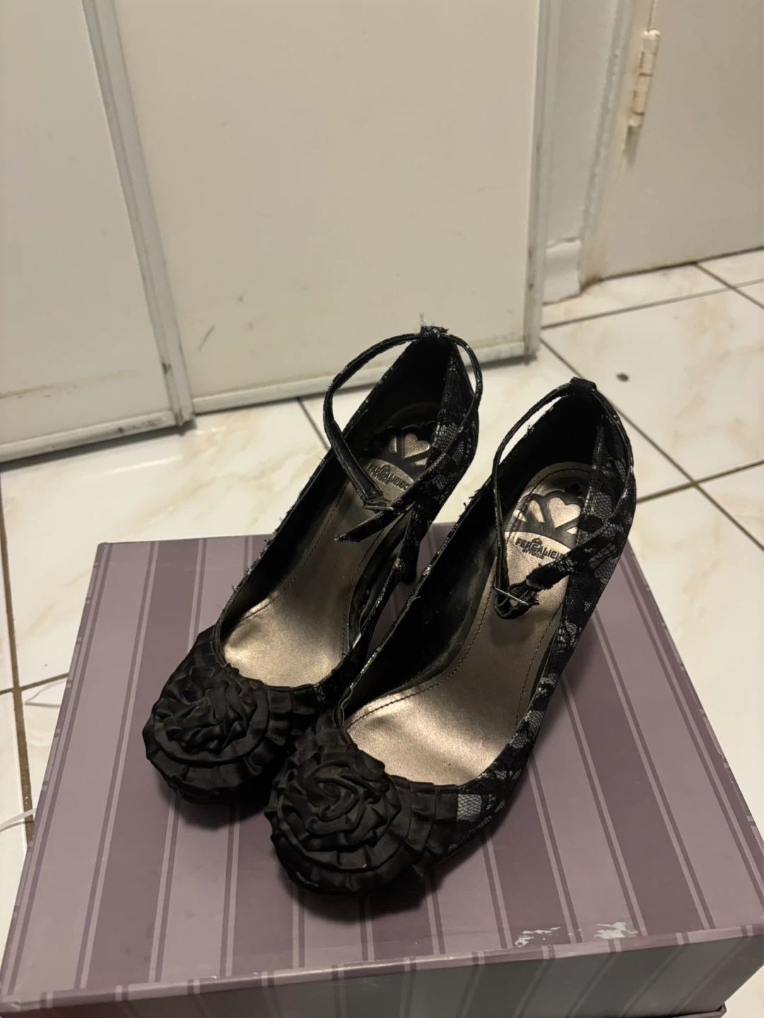 Y2K Fergalicious By Fergie Black Lace Rose Heels women’s 7.5 - photo 3