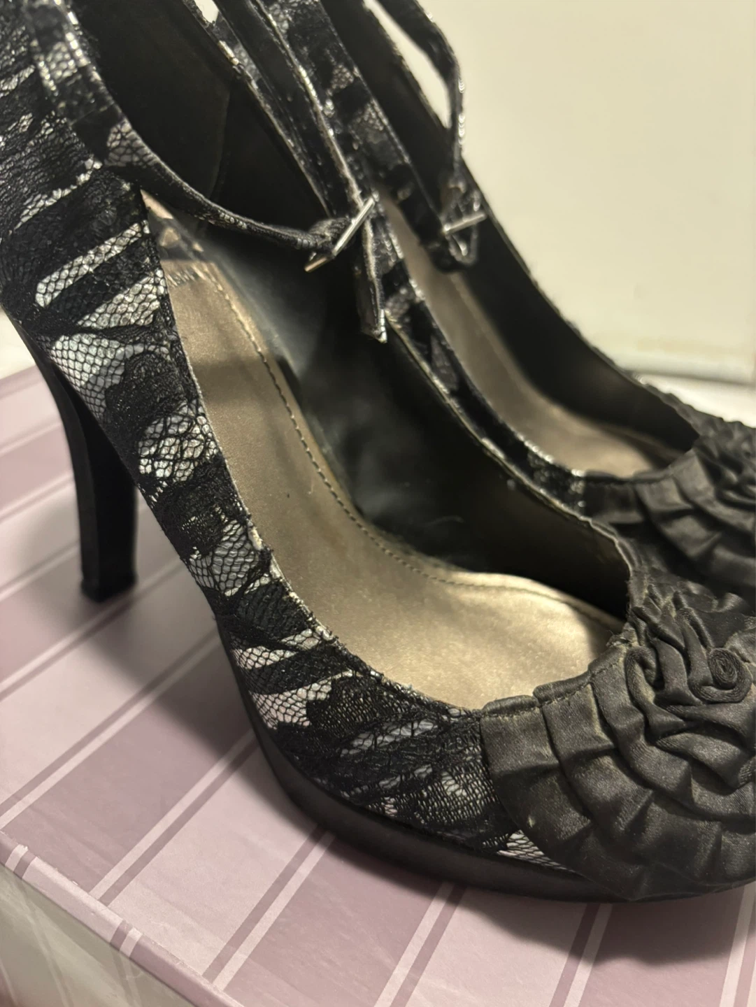 Y2K Fergalicious By Fergie Black Lace Rose Heels women’s 7.5 - photo 4