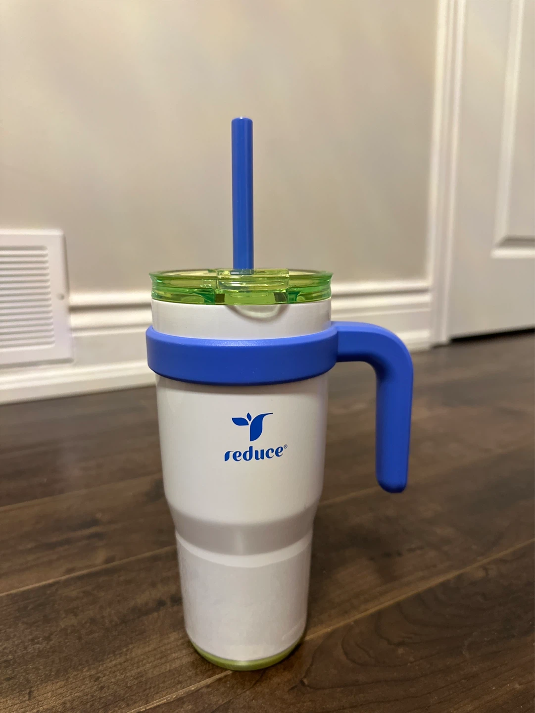 I am selling a new tumbler. 24OZ 6CAD (6$)