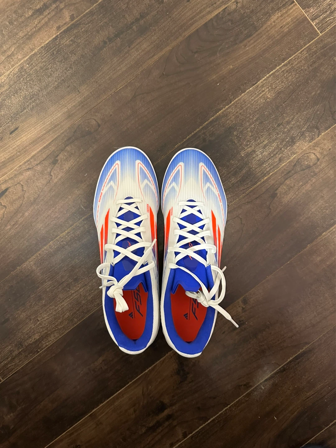 I sell new soccer shoes. 10.5 size 80CAD (80$)