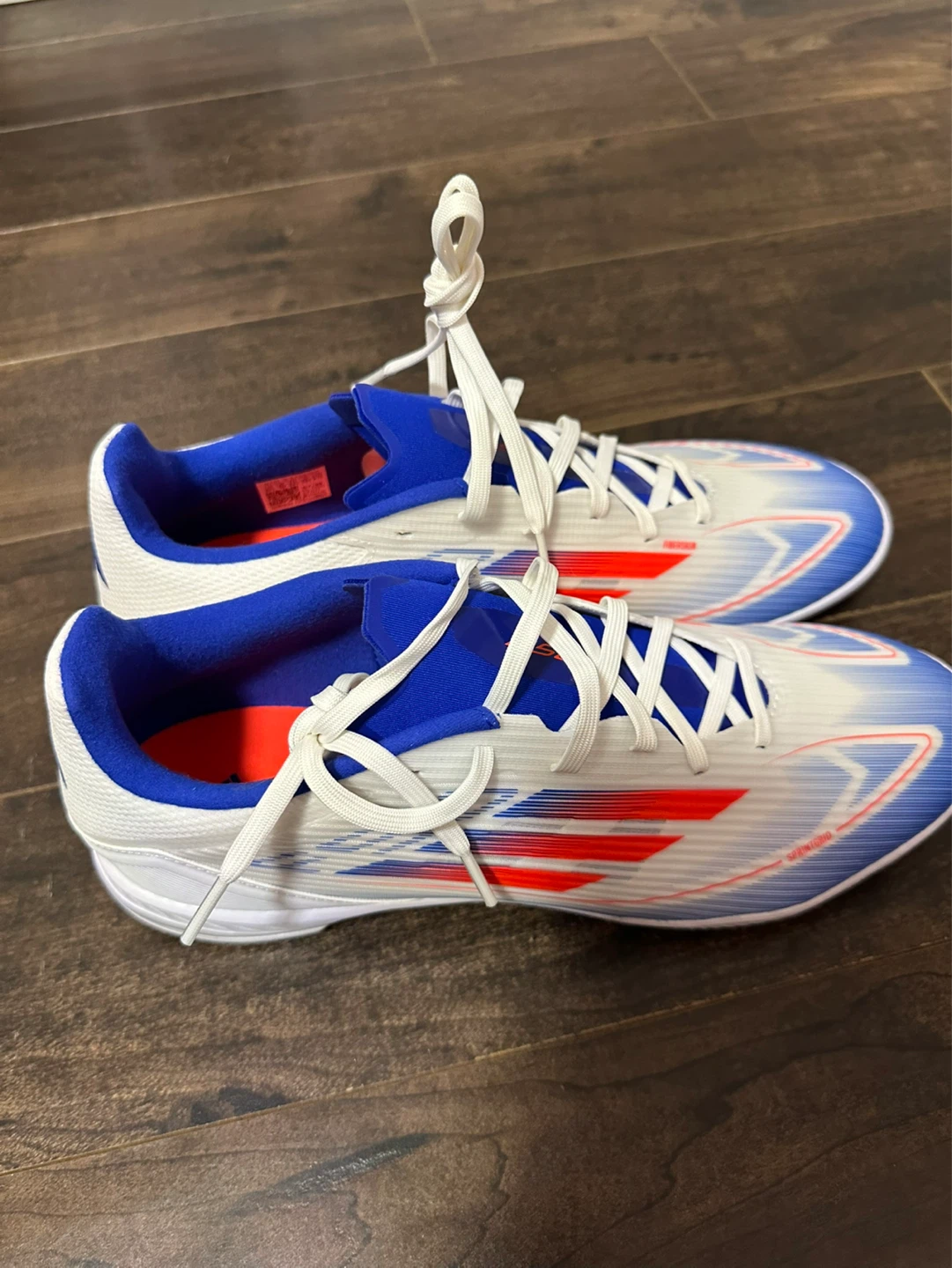 I sell new soccer shoes. 10.5 size 80CAD (80$) - photo 3