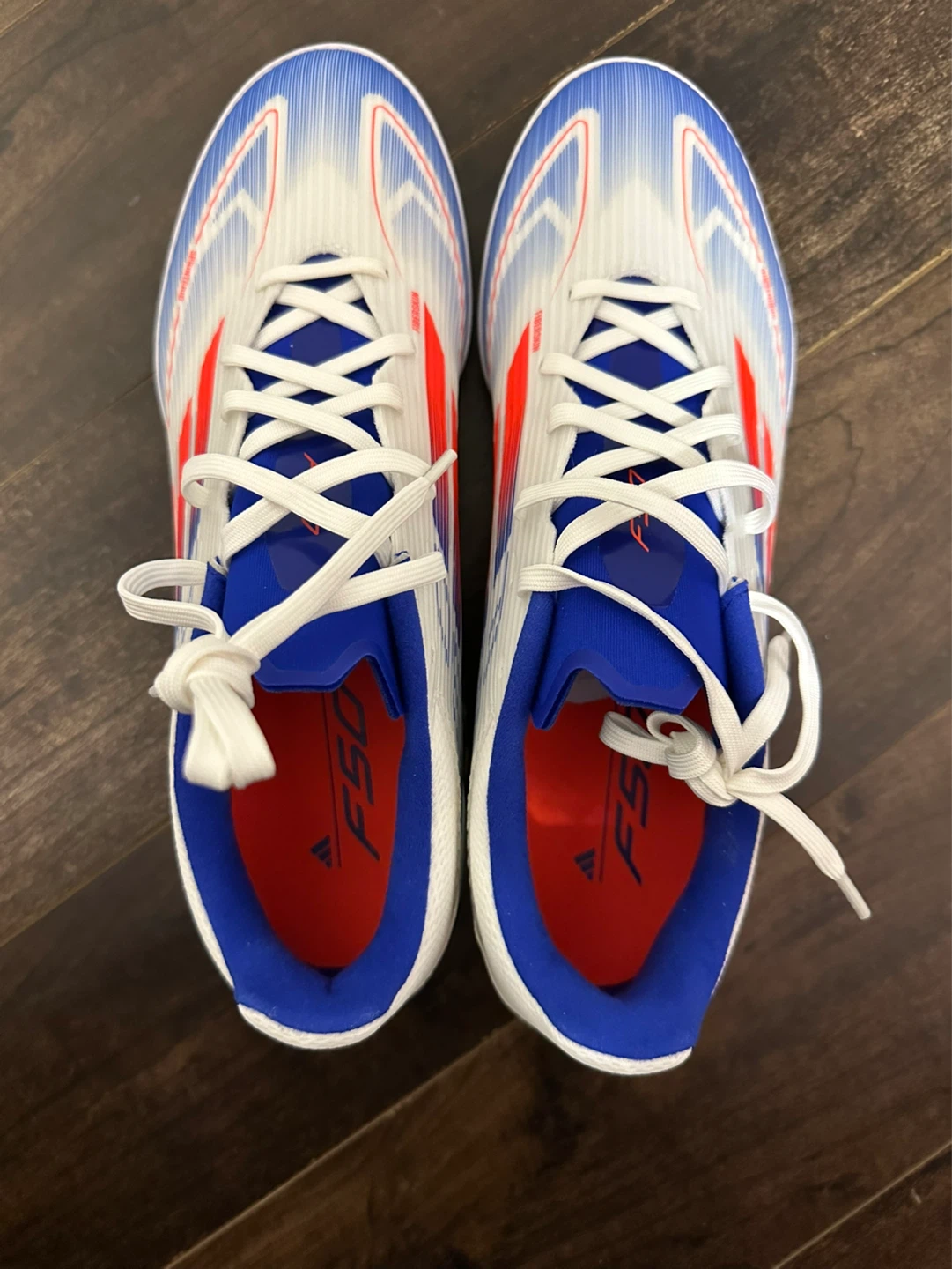 I sell new soccer shoes. 10.5 size 80CAD (80$) - photo 2