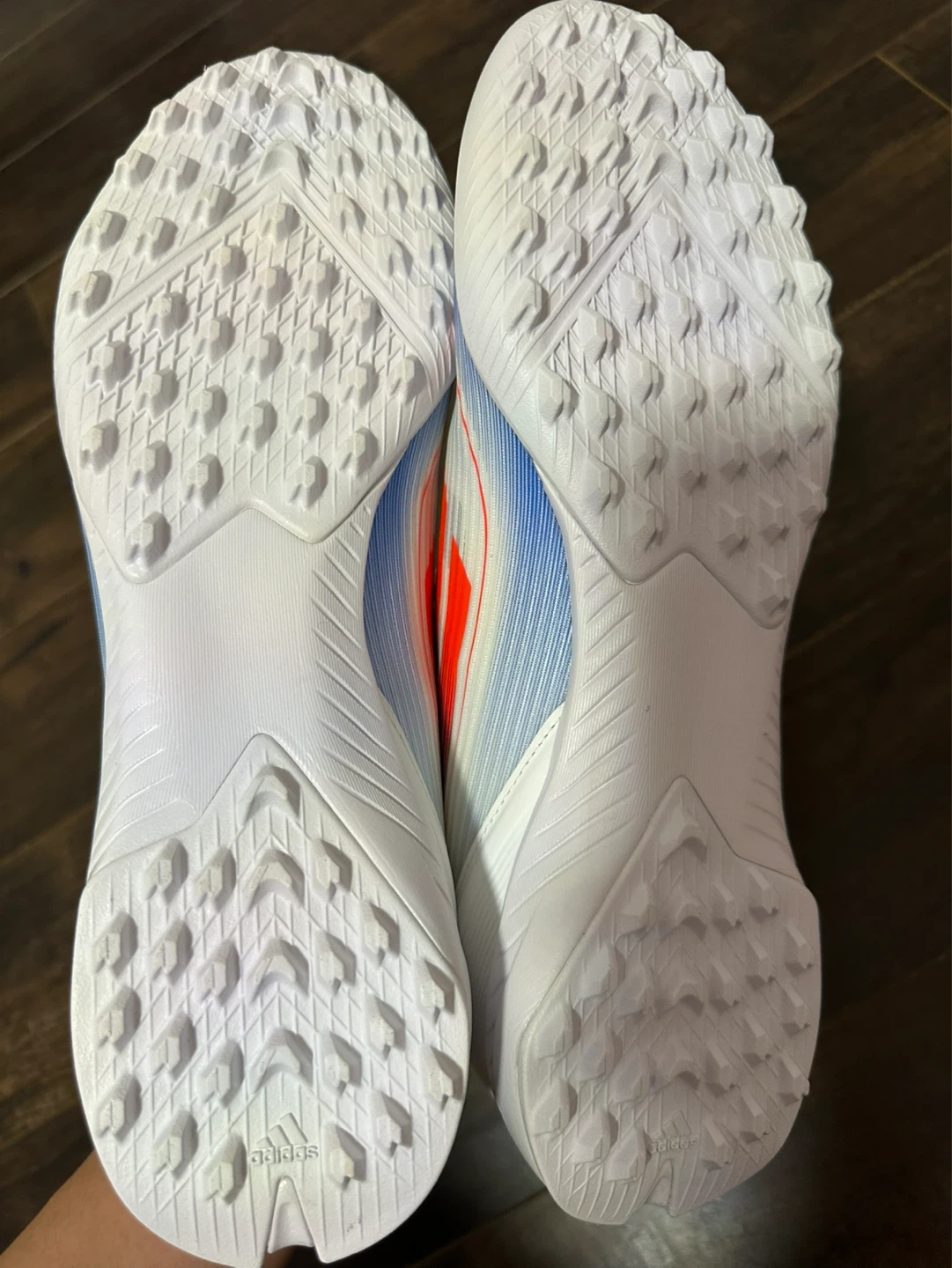 I sell new soccer shoes. 10.5 size 80CAD (80$) - photo 4