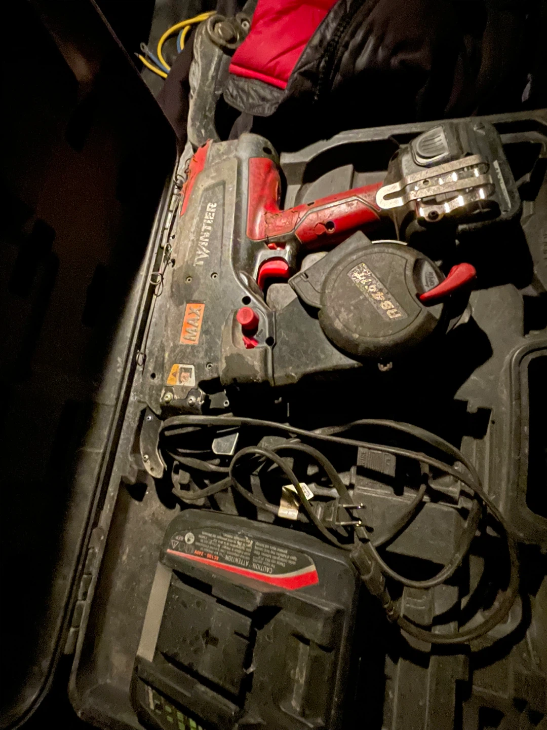 MAX TWINTIER Battery Strapping Tool with Charger and Case