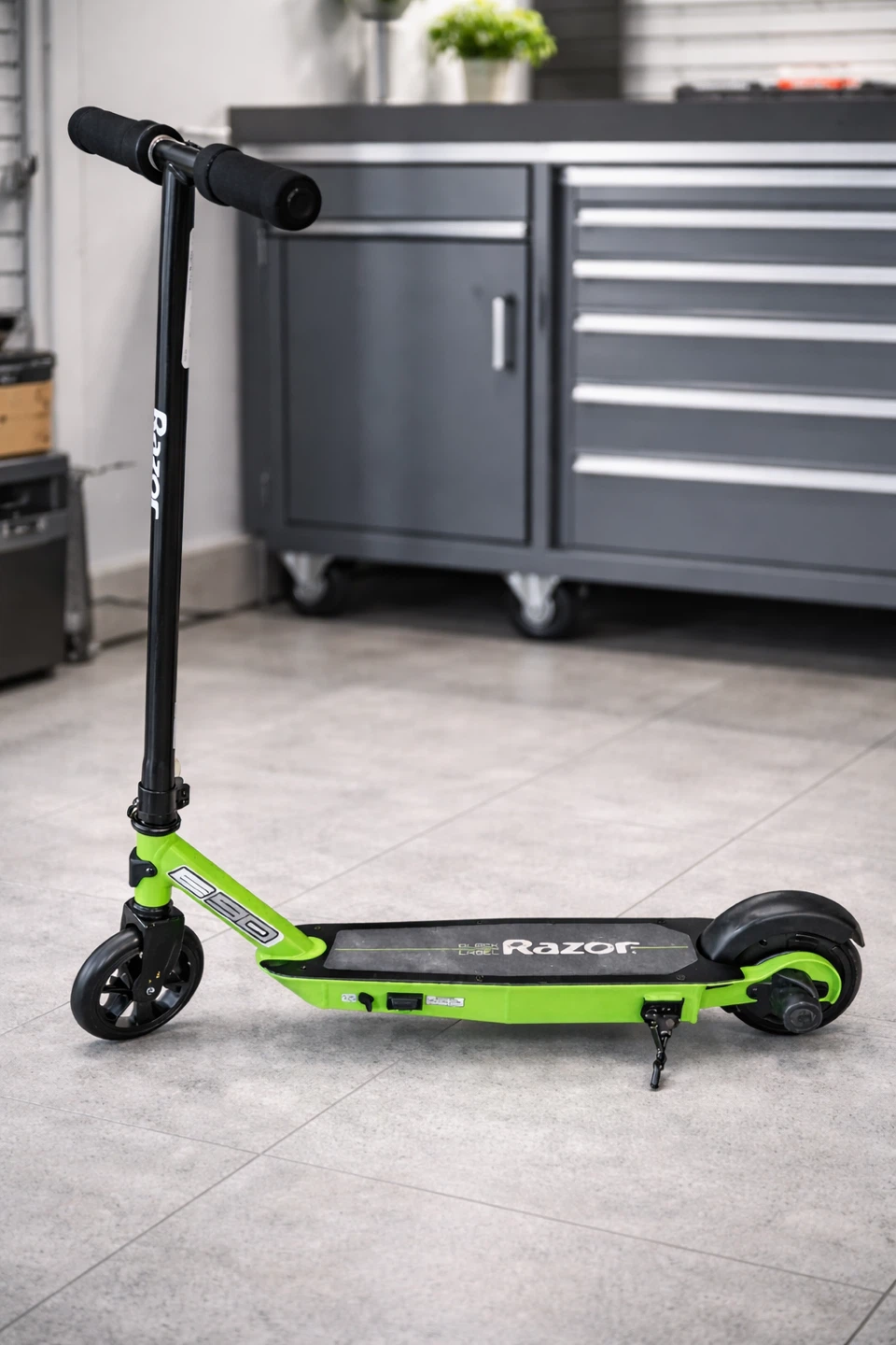 Razor E90 Electric Scooter - Green