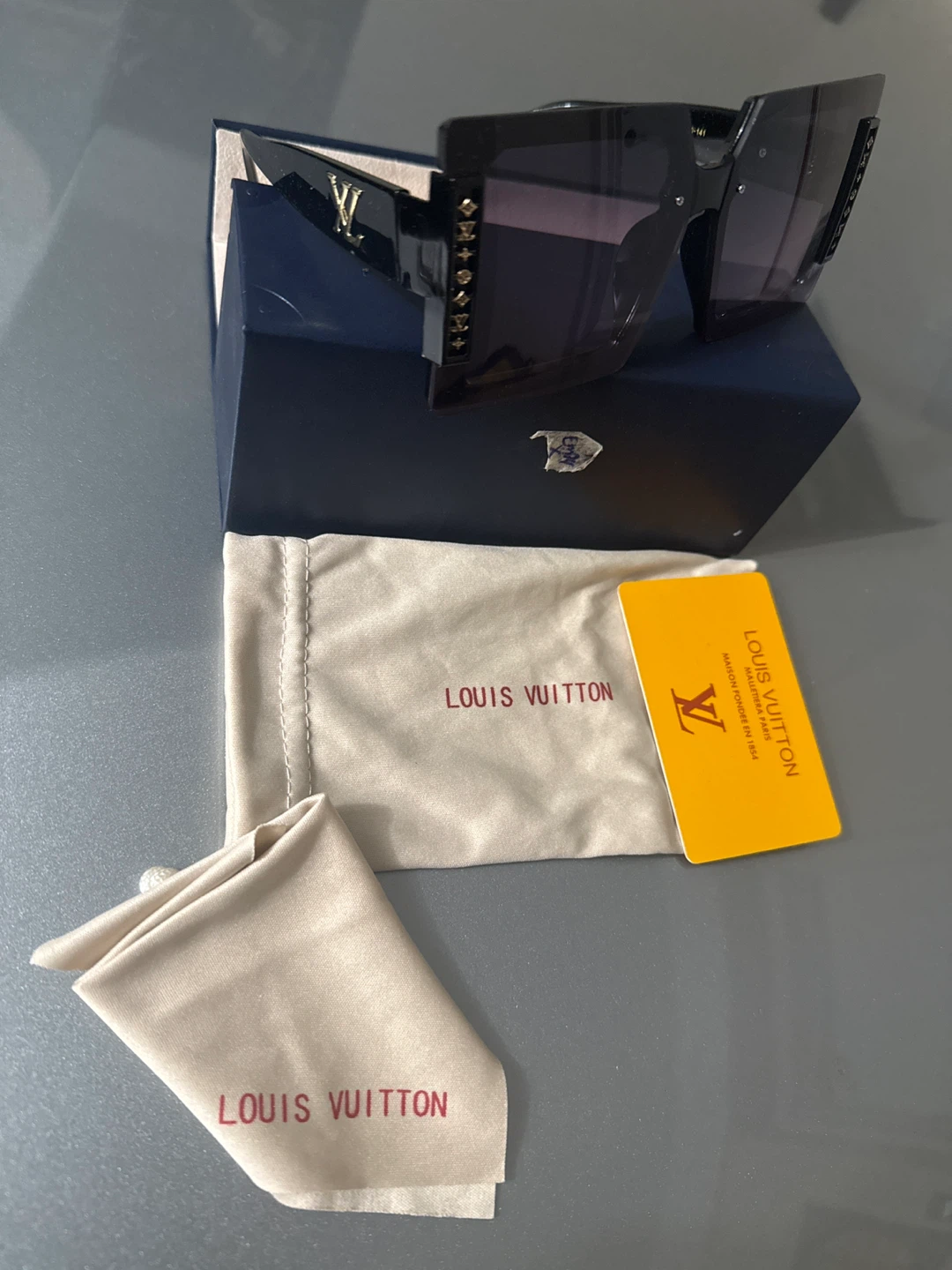 Louis Vuitton Sunglasses with Case - photo 2