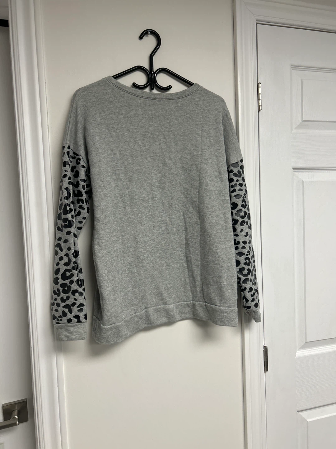 Grey Crewneck Sweatshirt with Leopard Print Sleeves - photo 3