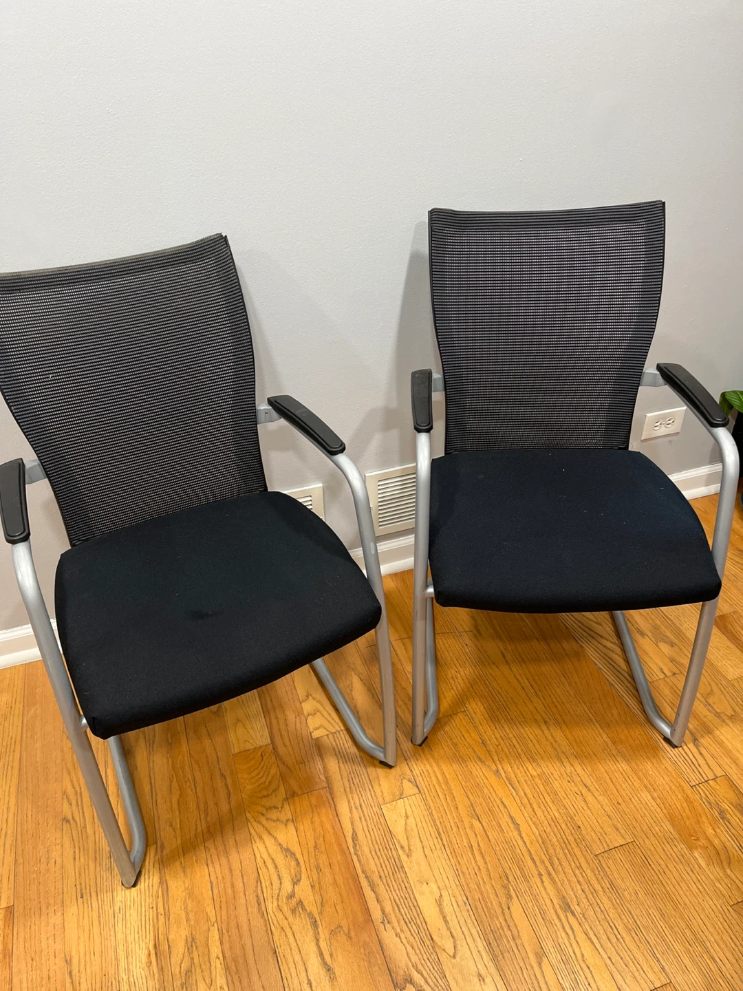 Black mesh back visitor chairs (set of 2)