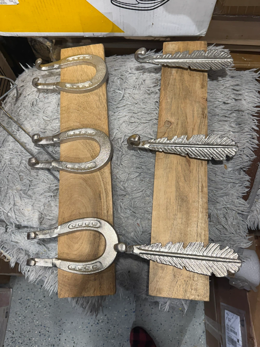 Set of 2 Decorative Wall Hooks - Horseshoe & Feather