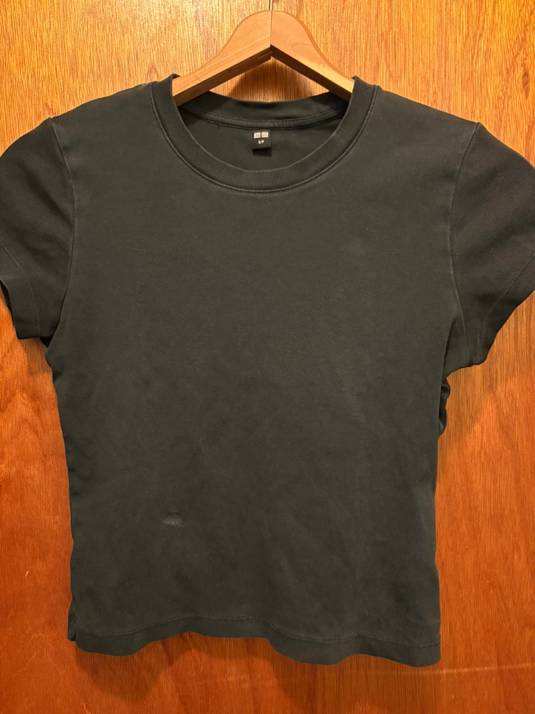 🆓 A black UNIQLO Crew Neck T-Shirt - Size S/P 💧