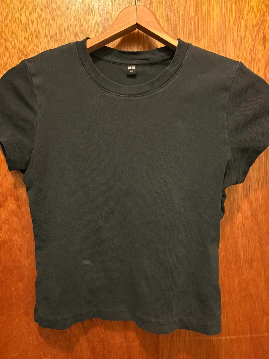 🆓 A black UNIQLO Crew Neck T-Shirt - Size S/P 💧