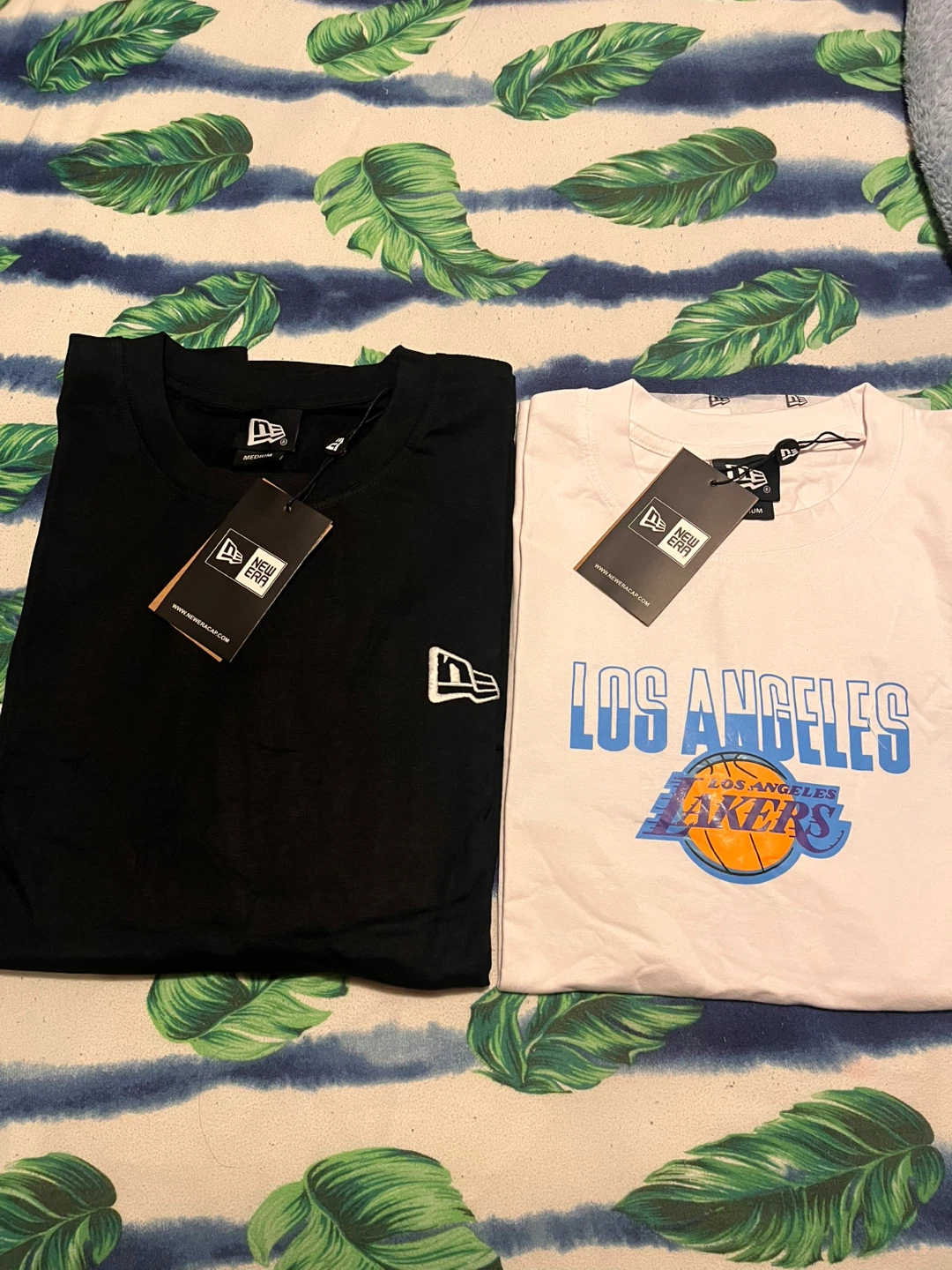 New Era Los Angeles Lakers Graphic T-Shirts (Medium)