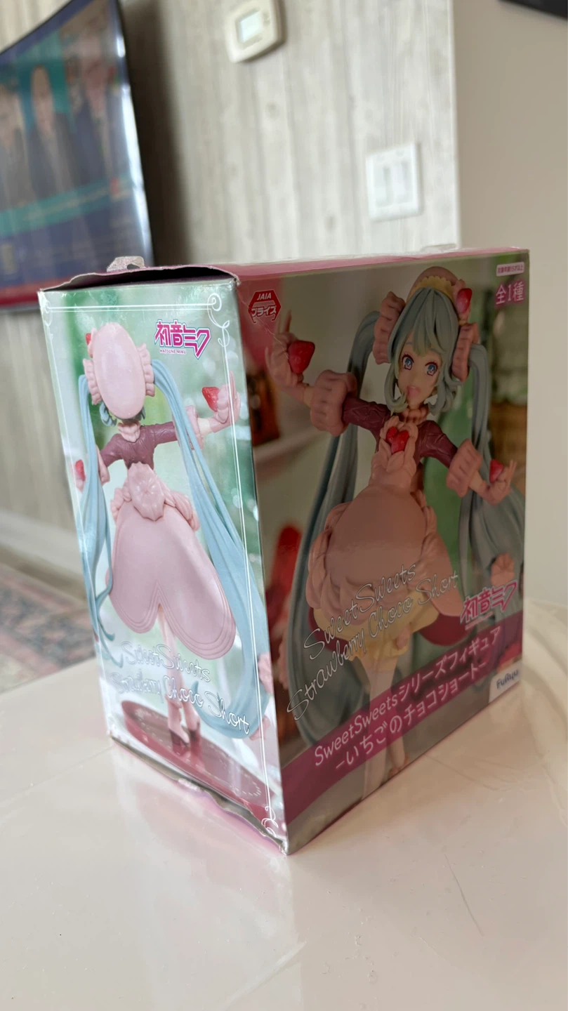 FuRyu Hatsune Miku Sweet Sweets Strawberry Choco Short Figure - photo 2